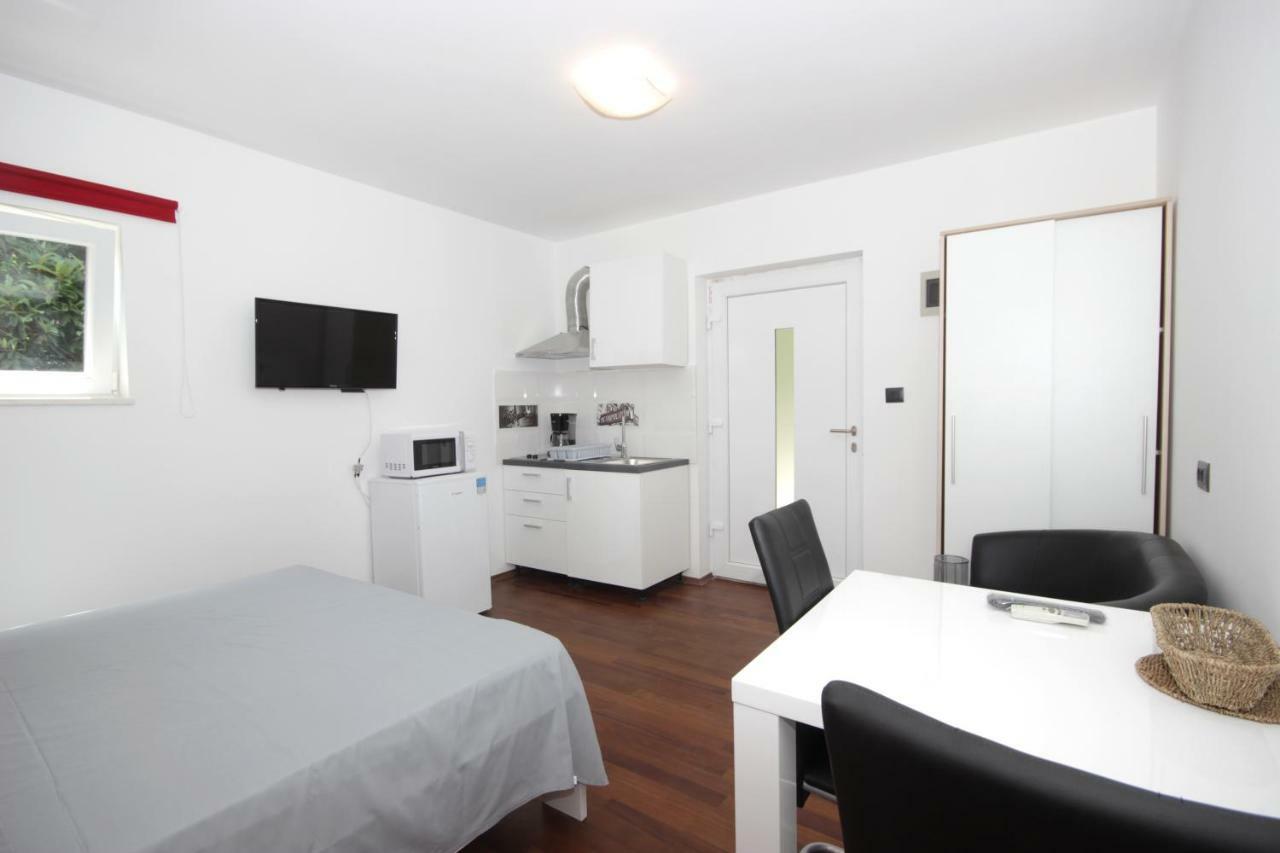 Apartments Natasa プーラ エクステリア 写真